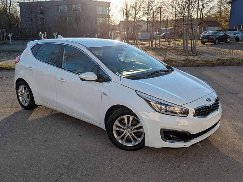 Usado Kia Ceed DREAM-TEAM Edition 101 HP (74 kW) 2017 Branco Citadino