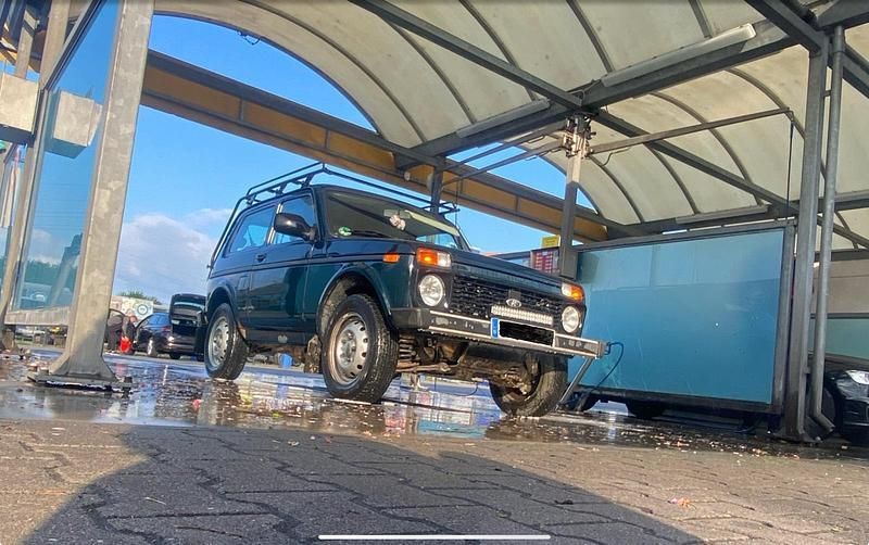 Grün Gebraucht 2015 Lada niva SUV | 6.700 € - Bild 1/4
