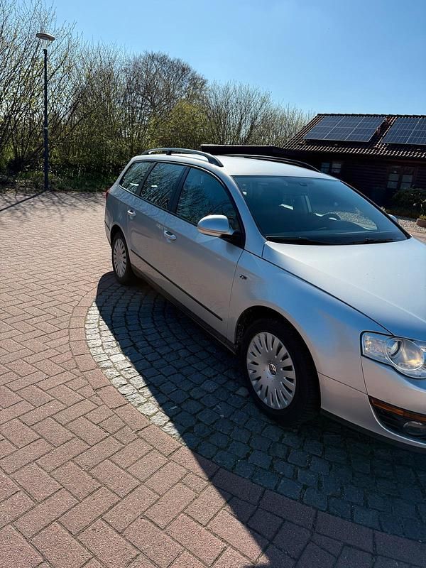 Second-hand VW Passat 105 CP (77 kW) 2009 Argintiu Break