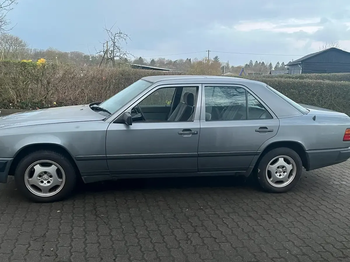 Gebraucht Mercedes E230 132 PS (97 kW) 1987 Silber Limousine