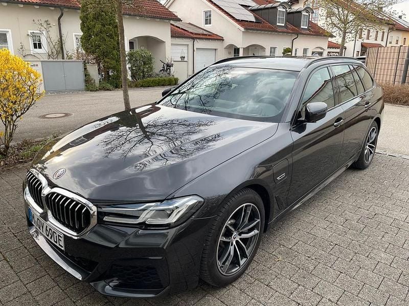 Grau Gebraucht 2023 BMW 530e Performance Kombi | 40.999 € (Fairer Preis) - Bild 1/4