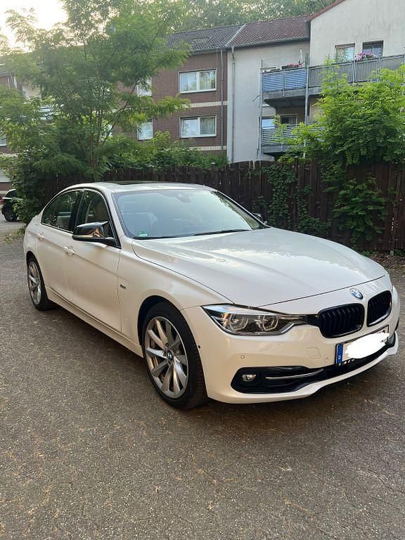 Weiß Gebraucht 2016 BMW 330 Sport Line Limousine | 22.999 € (Fairer Preis) - Bild 1/4