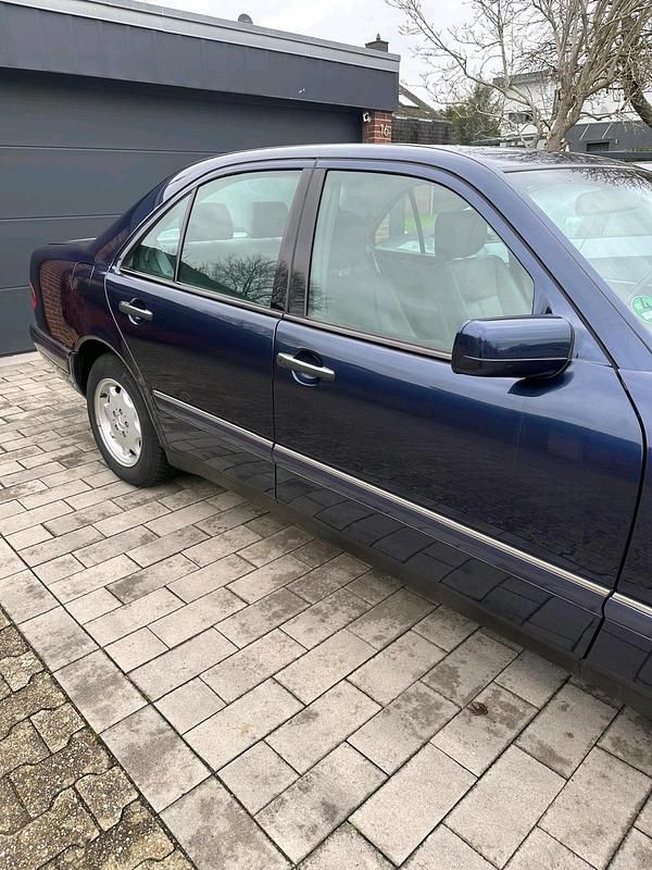 Gebraucht Mercedes E240 170 PS (125 kW) 1999 Blau Limousine