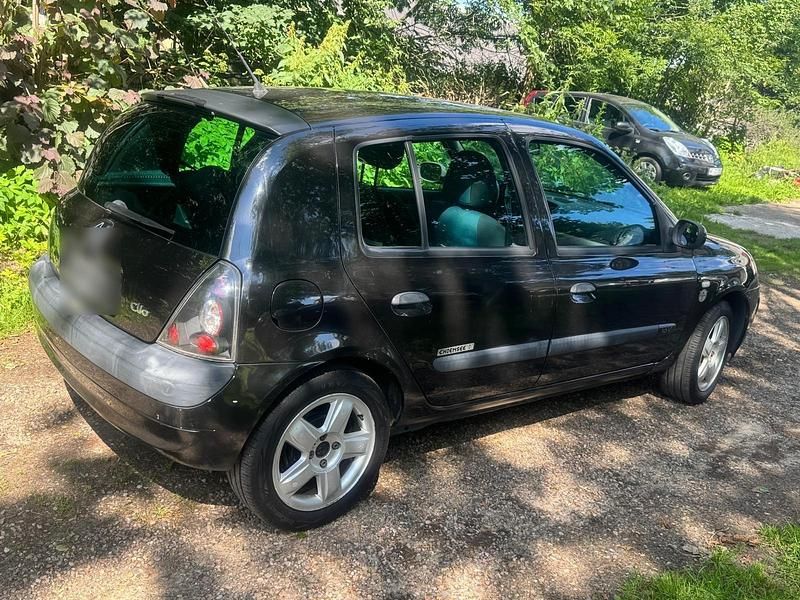 Używany Renault Clio II 75 KM (55 kW) 2003 Sedan/Limuzyna