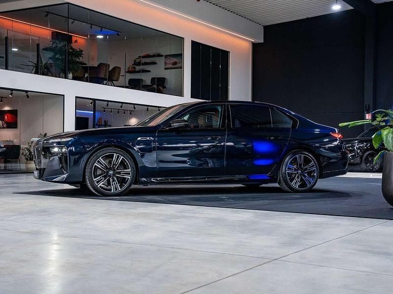 Gebraucht BMW M760e Executive 571 PS (419 kW) 2023 Schwarz Limousine