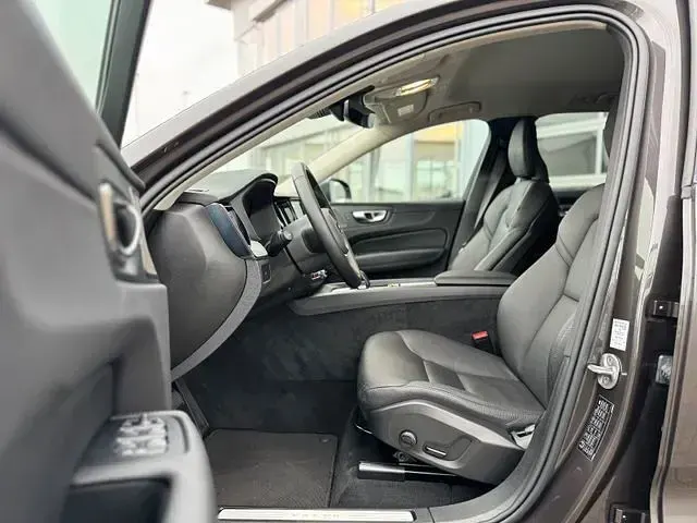 Gebraucht Volvo XC60 Core 250 PS (183 kW) 2024 Grau SUV