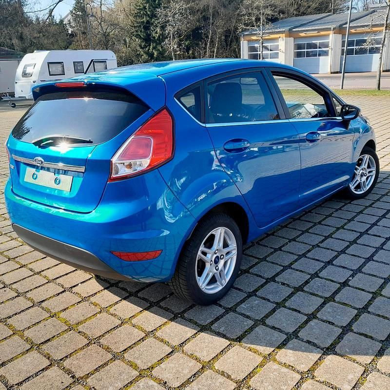Gebraucht Ford Fiesta Titanium 80 PS (58 kW) 2013 Blau Kleinwagen