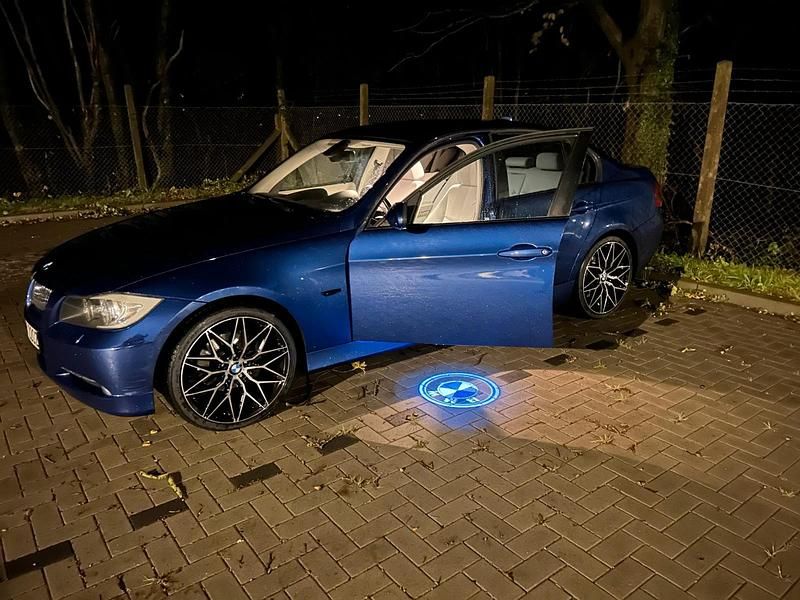 Blau Gebraucht 2008 BMW 320 Limousine | 10.000 € - Bild 1/4