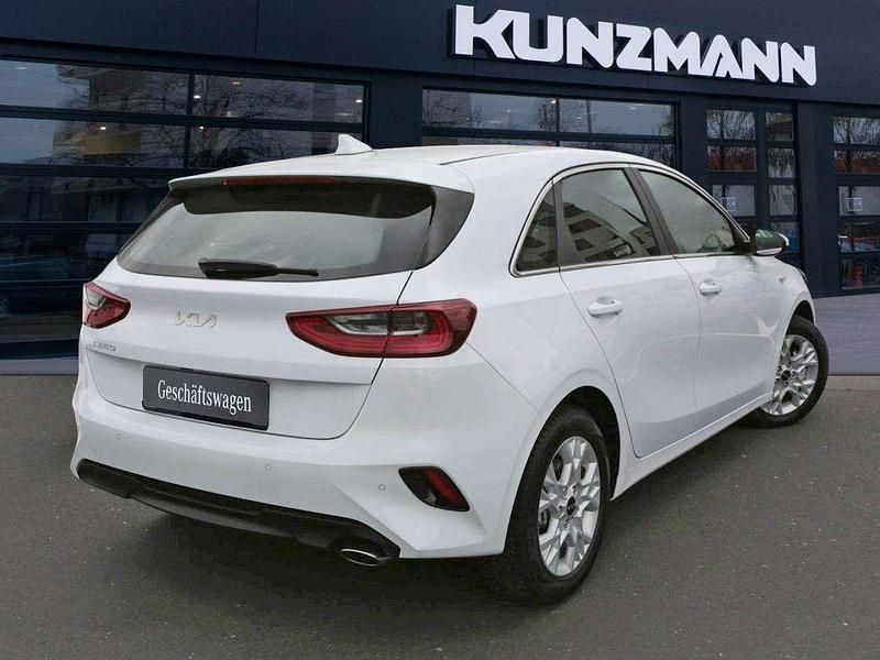 Gebraucht Kia Ceed Comfort 140 PS (102 kW) 2025 Carraraweiß Kleinwagen