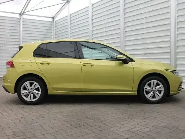 Gebraucht VW Golf VIII Life 131 PS (96 kW) 2023 Gelb Limousine
