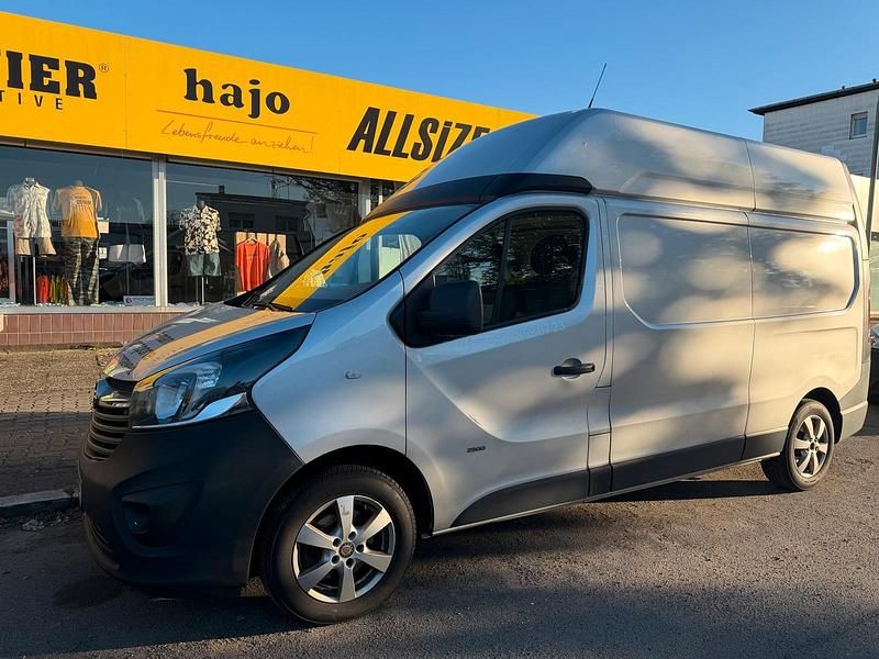 Second-hand Opel Vivaro 2017 Argintiu Monovolum