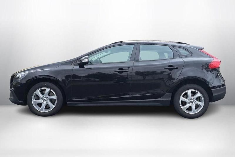 Gebraucht Volvo V40 CC 120 PS (88 kW) 2018 Onyx black / metallic Kombi