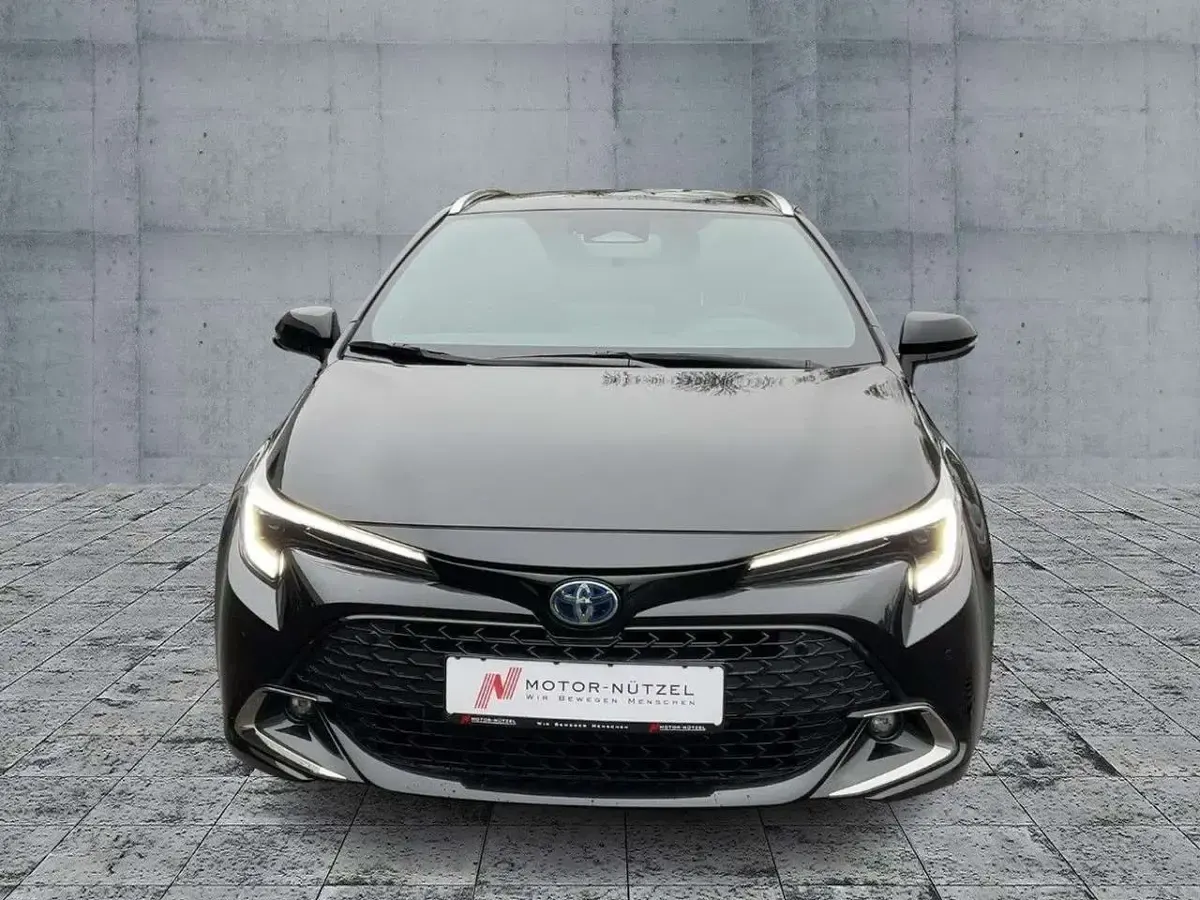 Neu Toyota Corolla 140 PS (102 kW) 2025 Black mica / ink Kombi