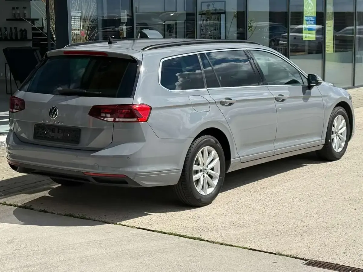 Gebraucht VW Passat Business 150 PS (110 kW) 2022 Mondsteingrau Kombi
