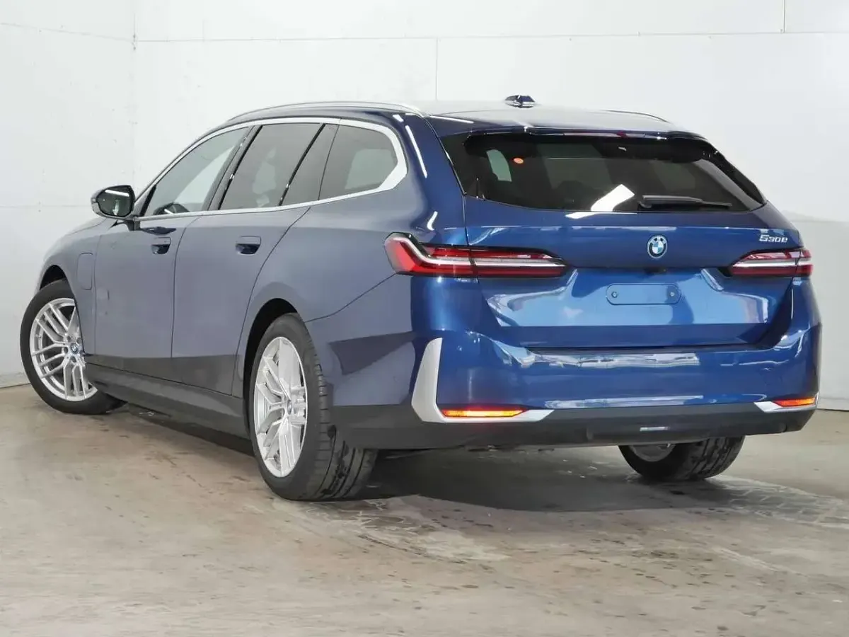 Gebraucht BMW 530e Comfort Edition 299 PS (219 kW) 2024 Blau Kombi