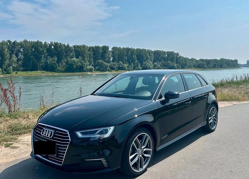 Schwarz Gebraucht 2020 Audi A3 Sportback e-tron S-Line Limousine | 19.300 € (Superpreis) - Bild 1/4