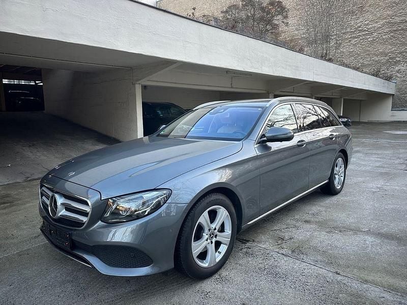 Grau Gebraucht 2017 Mercedes E220 Limousine | 22.800 € (Superpreis) - Bild 1/4