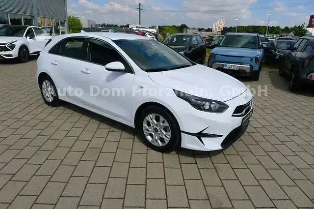 Gebraucht Kia Ceed Comfort 140 PS (102 kW) 2025 Weiß Kleinwagen