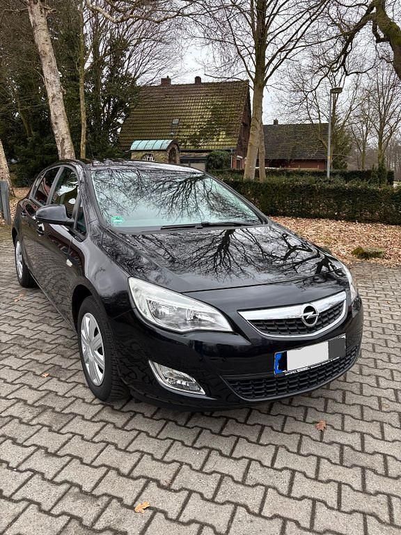 Gebraucht Opel Astra Design Edition 140 PS (102 kW) 2011 Schwarz Limousine