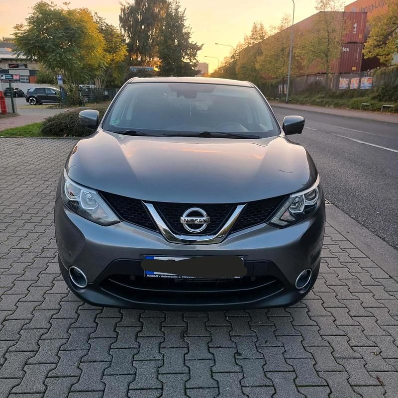 Grau Gebraucht 2016 Nissan Qashqai N-Connecta SUV | 10.000 € (Fairer Preis) - Bild 1/4