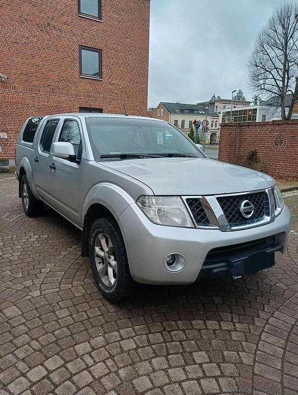 Grau Gebraucht 2011 Nissan Navara Abholung | 6.995 € (Fairer Preis) - Bild 1/4