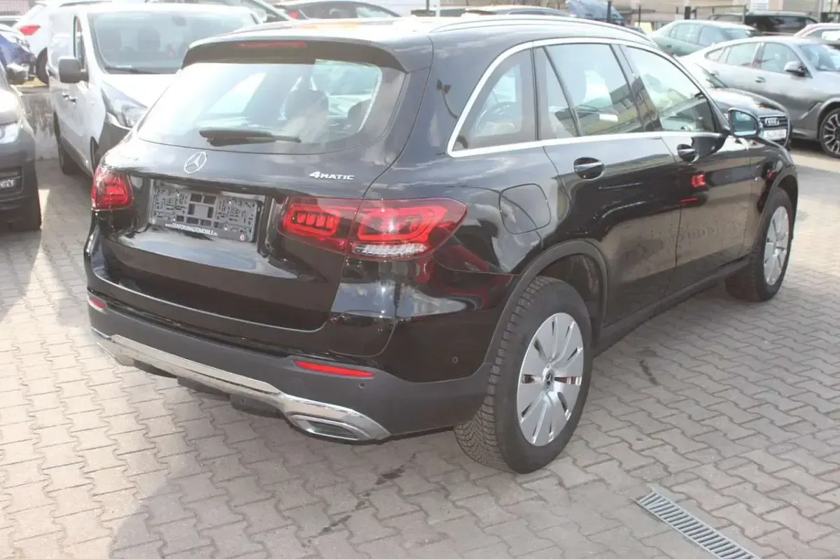 Gebraucht Mercedes GLC300e 194 PS (142 kW) 2021 Ung. schwarz  unilack SUV