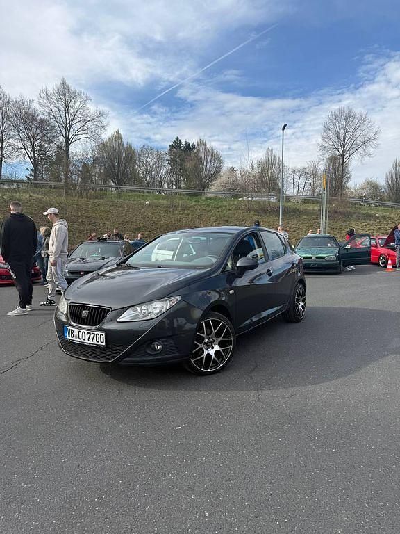 Grau Gebraucht 2011 Seat Ibiza Style Limousine | 4.000 € (Fairer Preis) - Bild 1/4