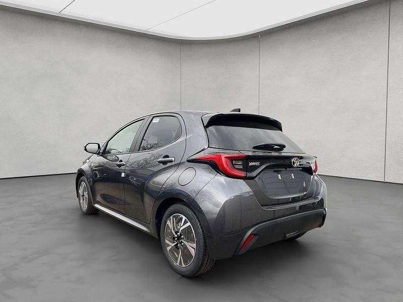 Neu Toyota Yaris Hybrid Comfort 116 PS (85 kW) 2025 Marlingrau metallic Limousine