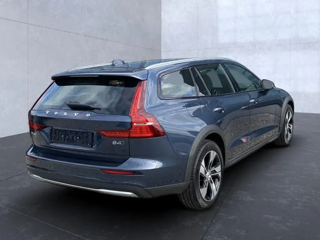 Gebraucht Volvo V60 Plus 197 PS (144 kW) 2023 Denim blue (metallic) Kombi