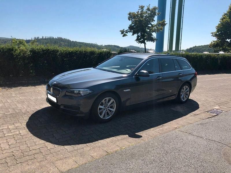 Grau Gebraucht 2017 BMW 520 Kombi | 12.600 € (Fairer Preis) - Bild 1/4