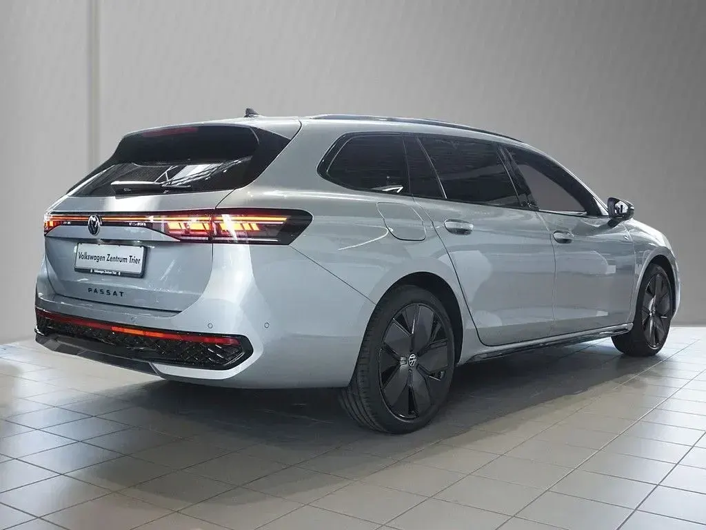 Second-hand VW Passat R-line 177 CP (130 kW) 2024 Argintiu Break