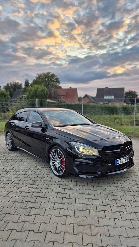 Schwarz Gebraucht 2015 Mercedes CLA45 AMG Shooting Brake AMG Kombi | 26.490 € (Fairer Preis) - Bild 1/4