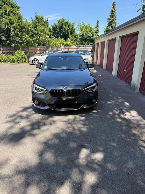 Grau Gebraucht 2016 BMW 120 Shadowline Kleinwagen | 16.750 € (Fairer Preis) - Bild 1/4