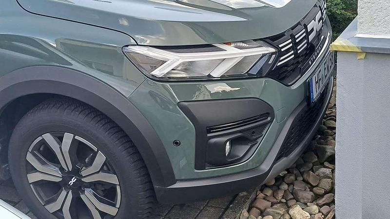Grau Gebraucht 2023 Dacia Sandero Expression Kleinwagen | 17.200 € (Fairer Preis) - Bild 1/4