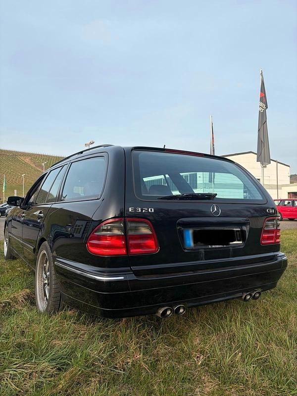 Gebraucht Mercedes E320 Avantgarde 197 PS (144 kW) 2001 Schwarz Kombi