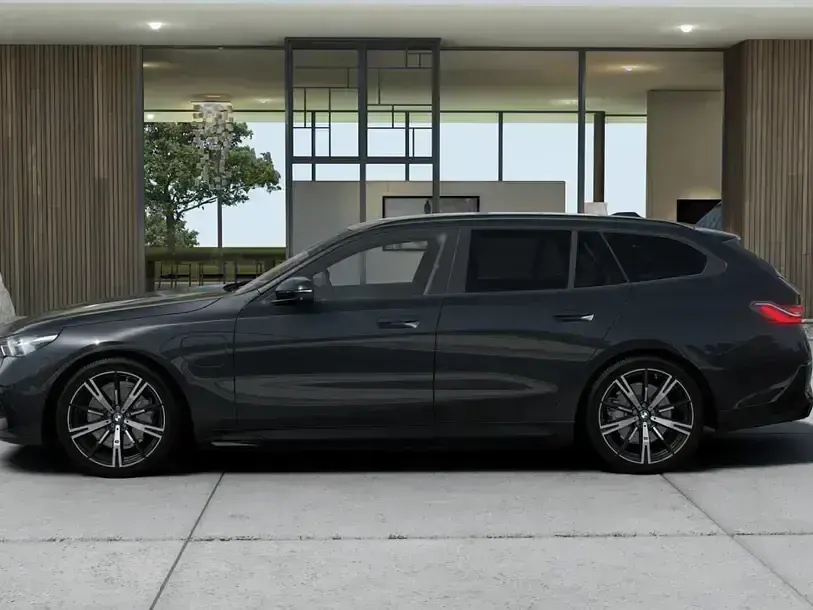 Gebraucht BMW 530e M Sport 299 PS (219 kW) 2025 Sophistograu (grau) Kombi