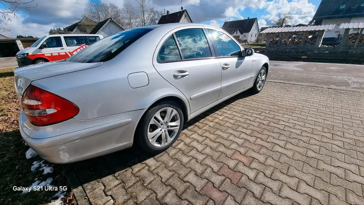Second-hand Mercedes E220 150 CP (110 kW) 2002 Argintiu Berlinǎ