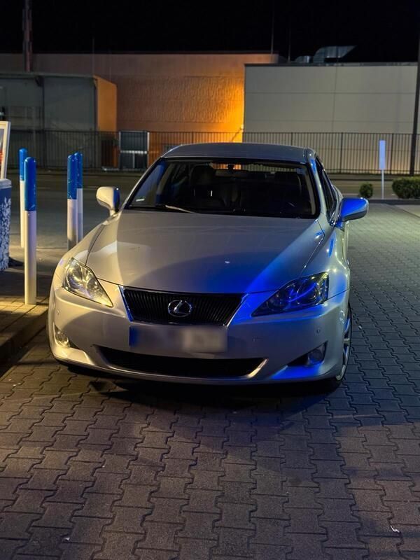 Grau Gebraucht 2008 Lexus IS220d Limousine | 5.500 € (Fairer Preis) - Bild 1/4