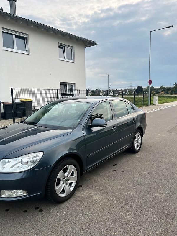 Grau Gebraucht 2009 Skoda Octavia Ambiente Limousine | 4.000 € (Fairer Preis) - Bild 1/4