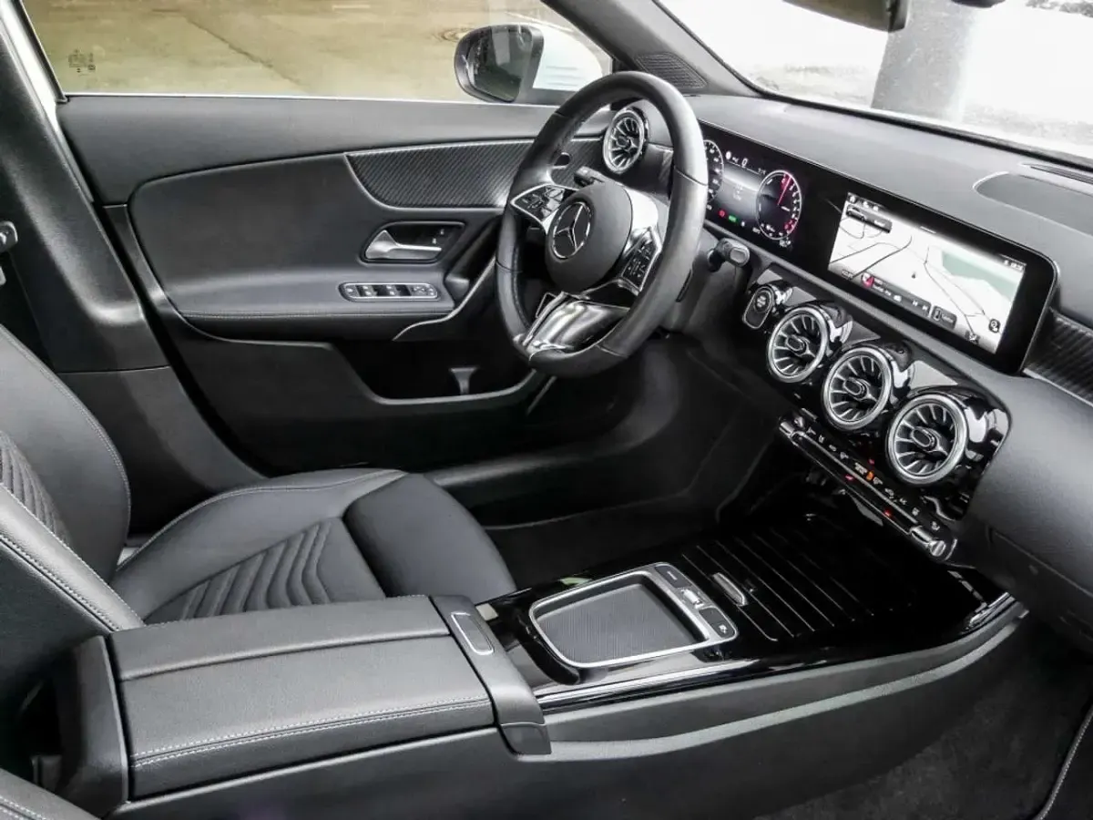 Gebraucht Mercedes A250 Progressive 163 PS (119 kW) 2024 Weiss polarweiss Limousine