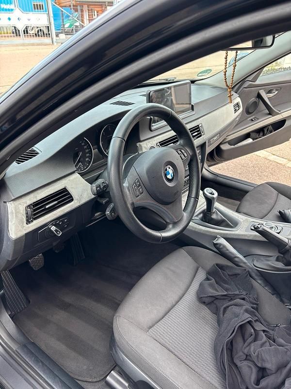 Schwarz Gebraucht 2011 BMW 318 Limousine | 5.500 € (Fairer Preis) - Bild 1/4