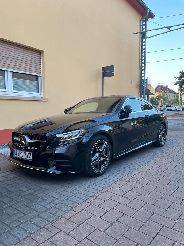 Schwarz Gebraucht 2020 Mercedes C220 AMG line Coupé | 33.500 € (Guter Preis) - Bild 1/4