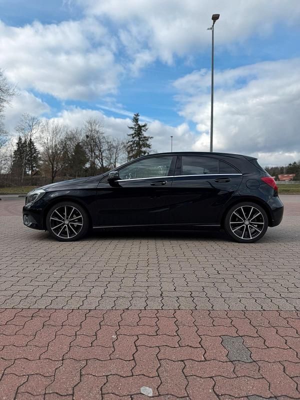 Gebraucht Mercedes A180 122 PS (89 kW) 2015 Schwarz Limousine