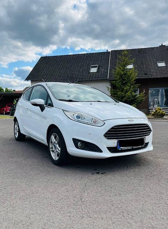 Weiß Gebraucht 2015 Ford Fiesta SYNC Edition Kleinwagen | 4.000 € (Fairer Preis) - Bild 1/4