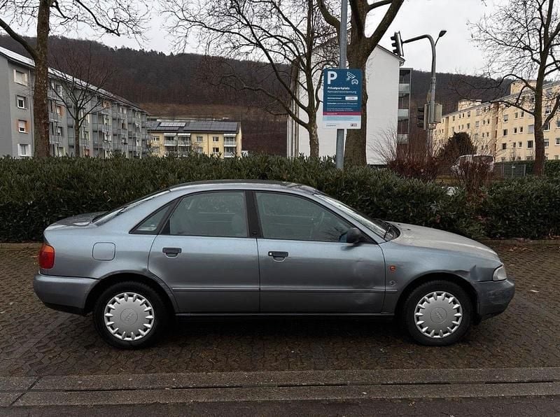 Second-hand Audi A4 118 CP (86 kW) 1995 Albastru Berlinǎ