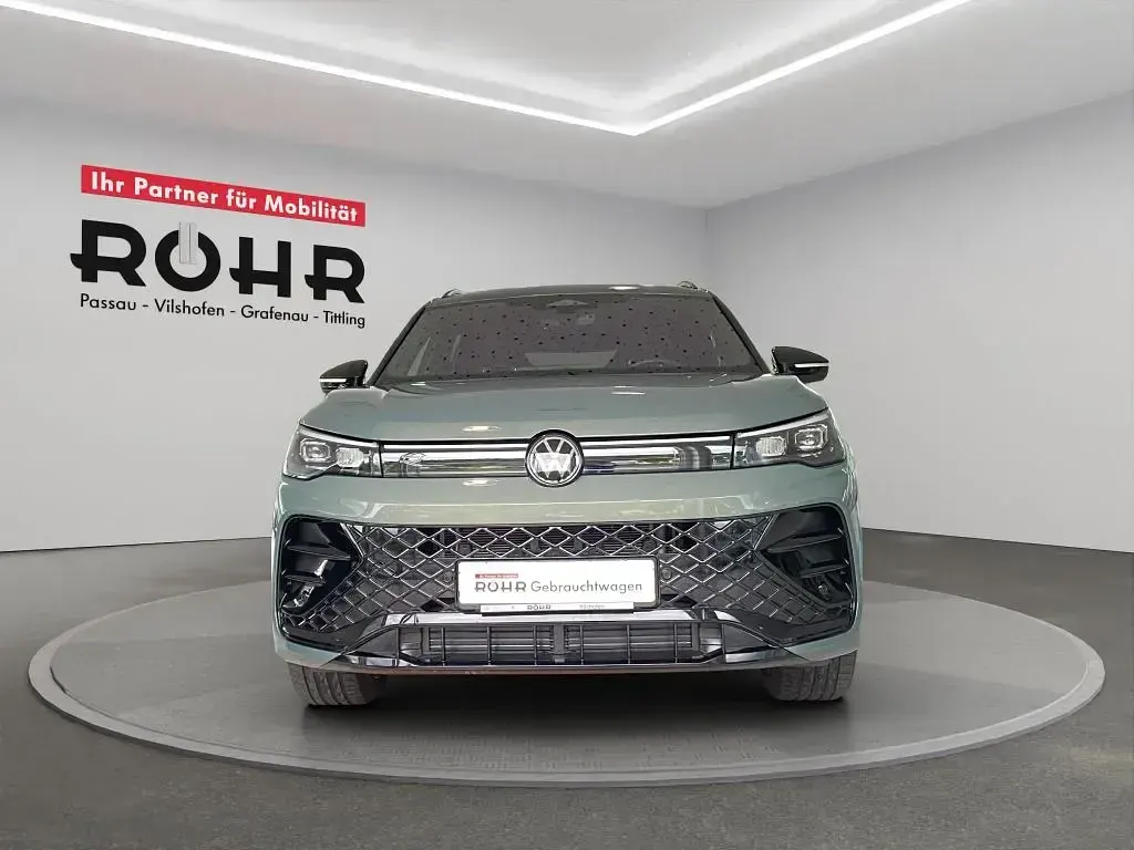 Gebraucht VW Tiguan R-line 193 PS (141 kW) 2025 Cipressinogrün metallic SUV