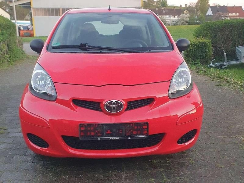 Rot Gebraucht 2009 Toyota Aygo Basis Kleinwagen | 2.000 € (Fairer Preis) - Bild 1/4