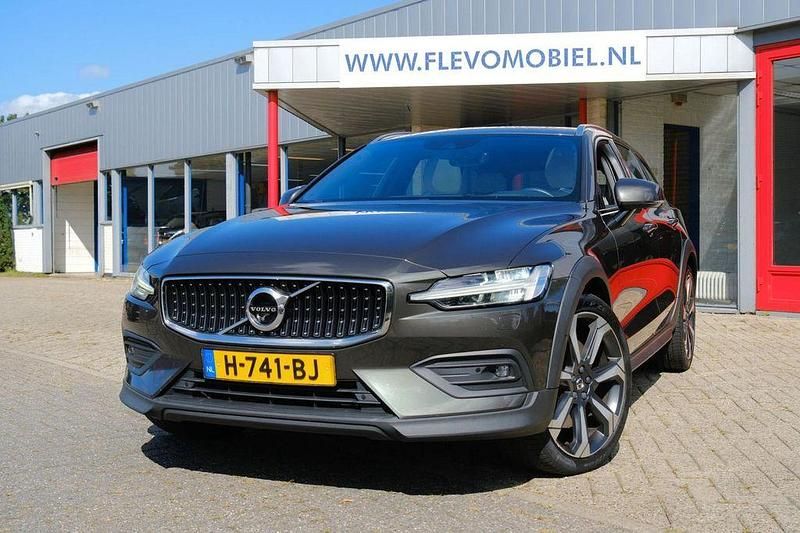 Grau Gebraucht 2020 Volvo V60 CC Kombi | 26.449 € (Fairer Preis) - Bild 1/4