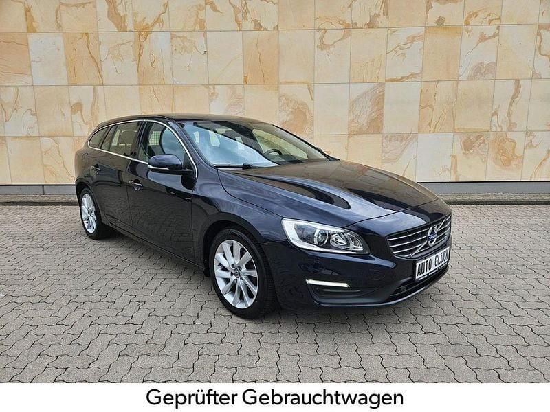 Gebraucht Volvo V60 Momentum 120 PS (88 kW) 2015 Blau Kombi