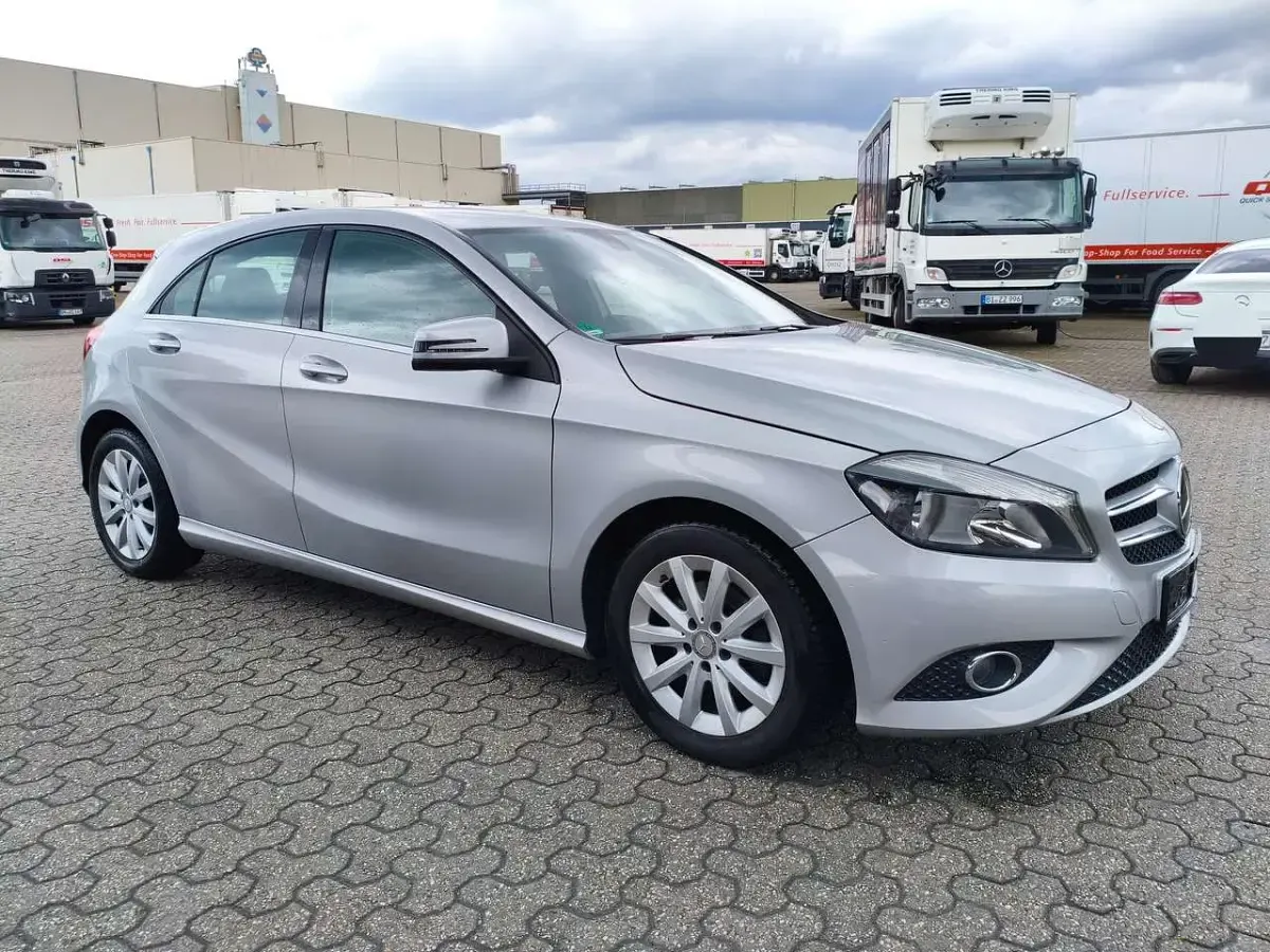 Gebraucht Mercedes A180 122 PS (89 kW) 2013 Polarsilber  metalliclack Kleinwagen